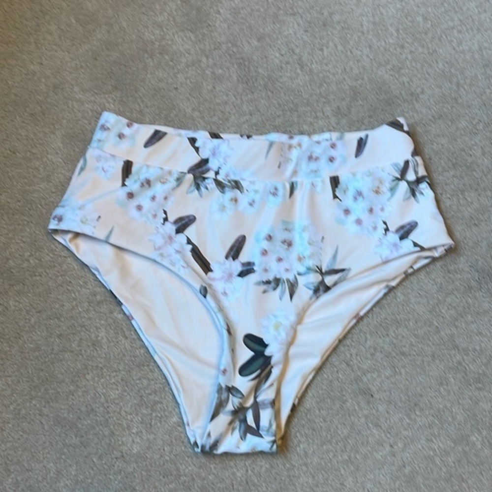 NWT Geode white floral on cream background bikini bottom